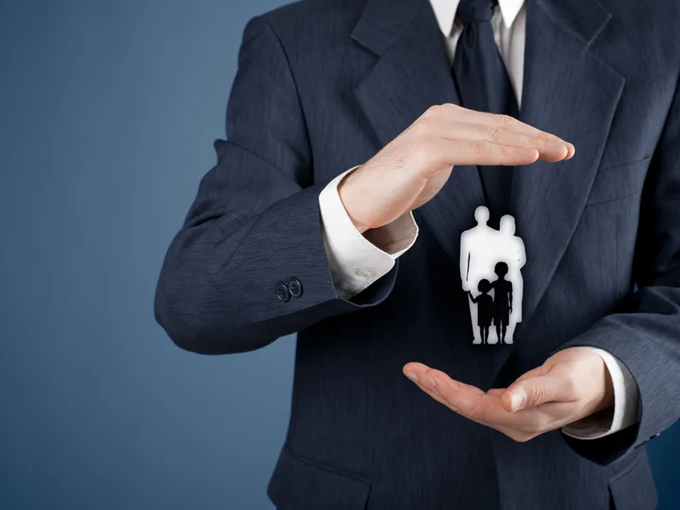 Coverfox teaches using targeted carousal ads to increase website clicks