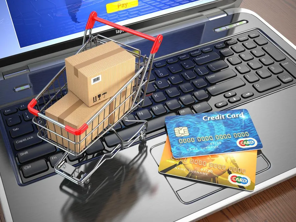 report-luxury-ecommerce-social-media