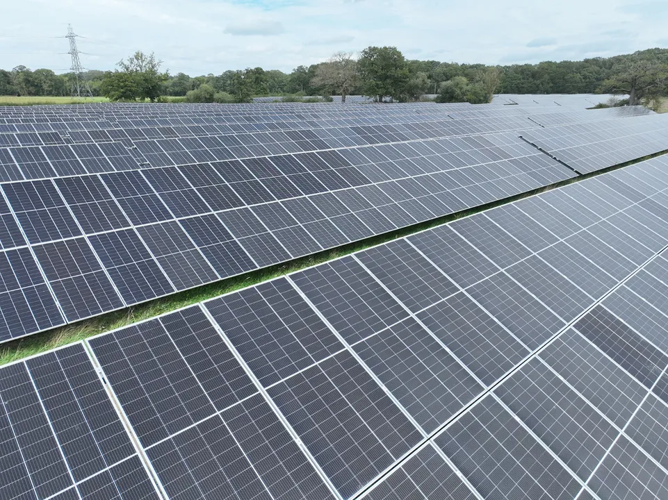  Kiln Fields Solar Farm by Enviromena delivered 18MW capacity, enhanced biodiversity, and ensured reliable long-term maintenance. Image Source: Enviromena 