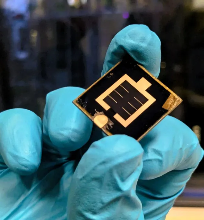  HZB and Humboldt University enhanced CIGS-perovskite tandem cells, achieving high efficiency with minimal material use and flexible applications. Image Source: Scitechdaily 