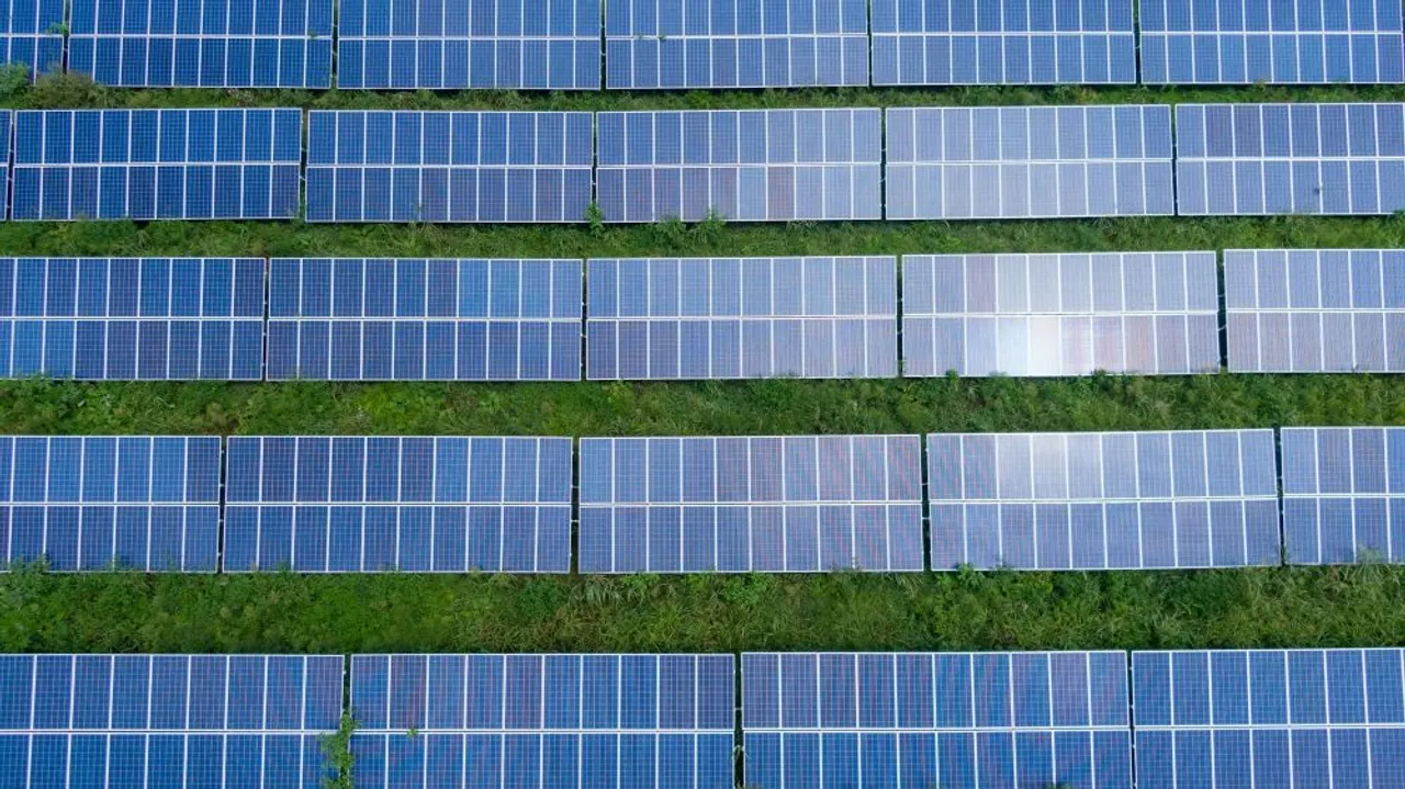  Adani Green Energy’s 12.25 GW capacity powered over 6.2 million homes and reduced 22.64 million tons of CO2 emissions annually. Image Credit/Source: Kelly/Pexels 