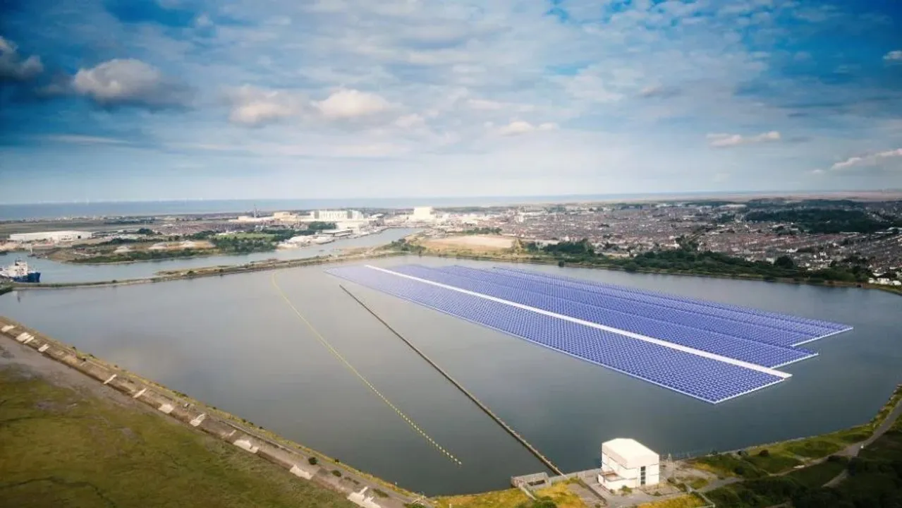 ABP’s 40MW floating solar project at Cavendish Dock will power 14,000 homes and support the local engineering sector while managing port electricity costs. Image Source: AssociatedBritishPorts 