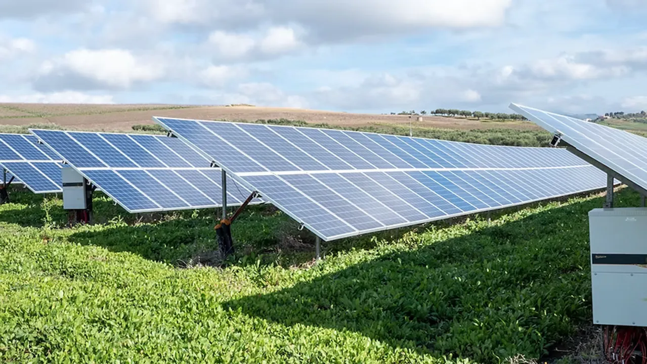  The construction of 213 MW solar farms in Delaware will support clean energy goals while benefiting communities through employment and revenue.  Image Credit/Source: Louth Callan Renewables 