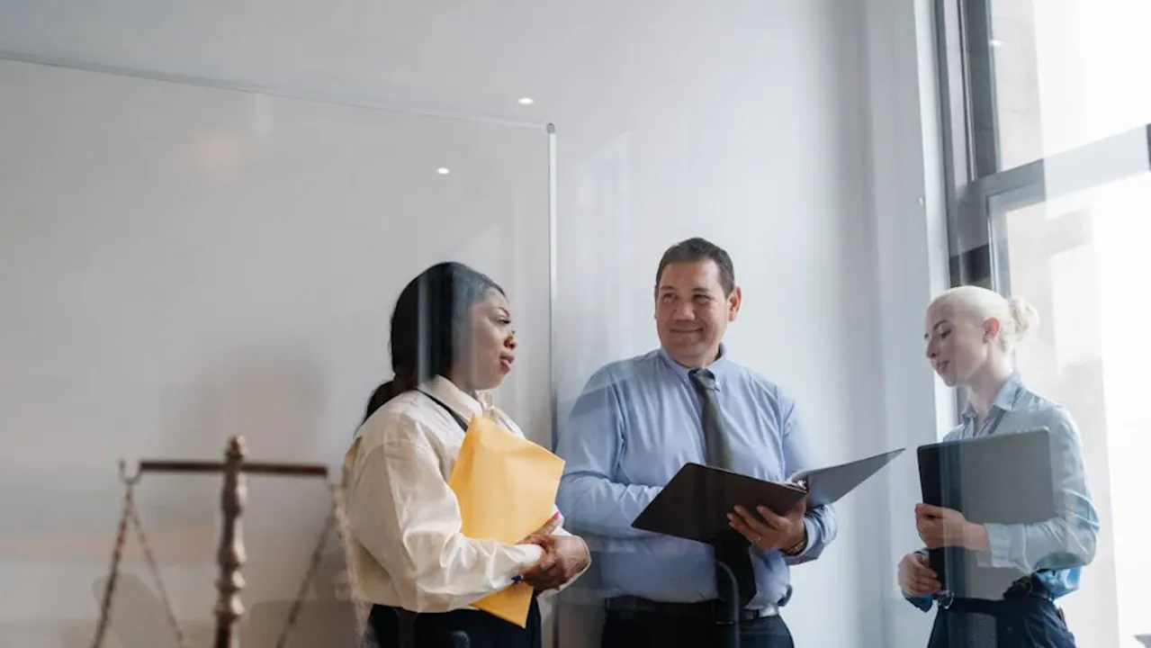  XPLR Infrastructure’s unit price dropped 25.13% to $11.83, followed by an 11.75% decline over two sessions, closing at $10.44 on January 30, 2025.  Image Credit/Source: Sora Shimazaki/Pexels 