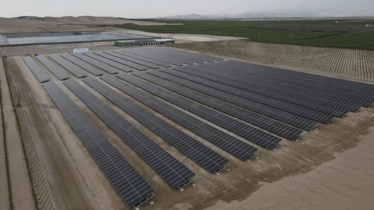  The solar plant in Peru will generate 1,070 MWh and cut 580 tons of CO₂ emissions annually.  Image Source: Astronergy 