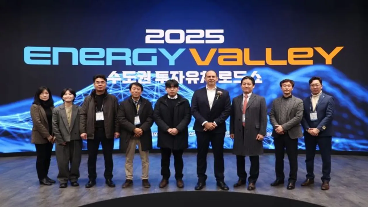  Recurrent Energy, 3M Korea, and partners agree on a 200 MW solar plant project in Naju City during Korea’s 2025 Capital Region Roadshow.
 Image Source: Media 