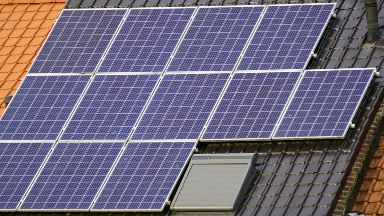  Clean Energy Council reported continued rooftop solar growth in 2024 with over 300,000 new systems installed nationwide. Image Credit/Source: JanVanBizar/Pexels 