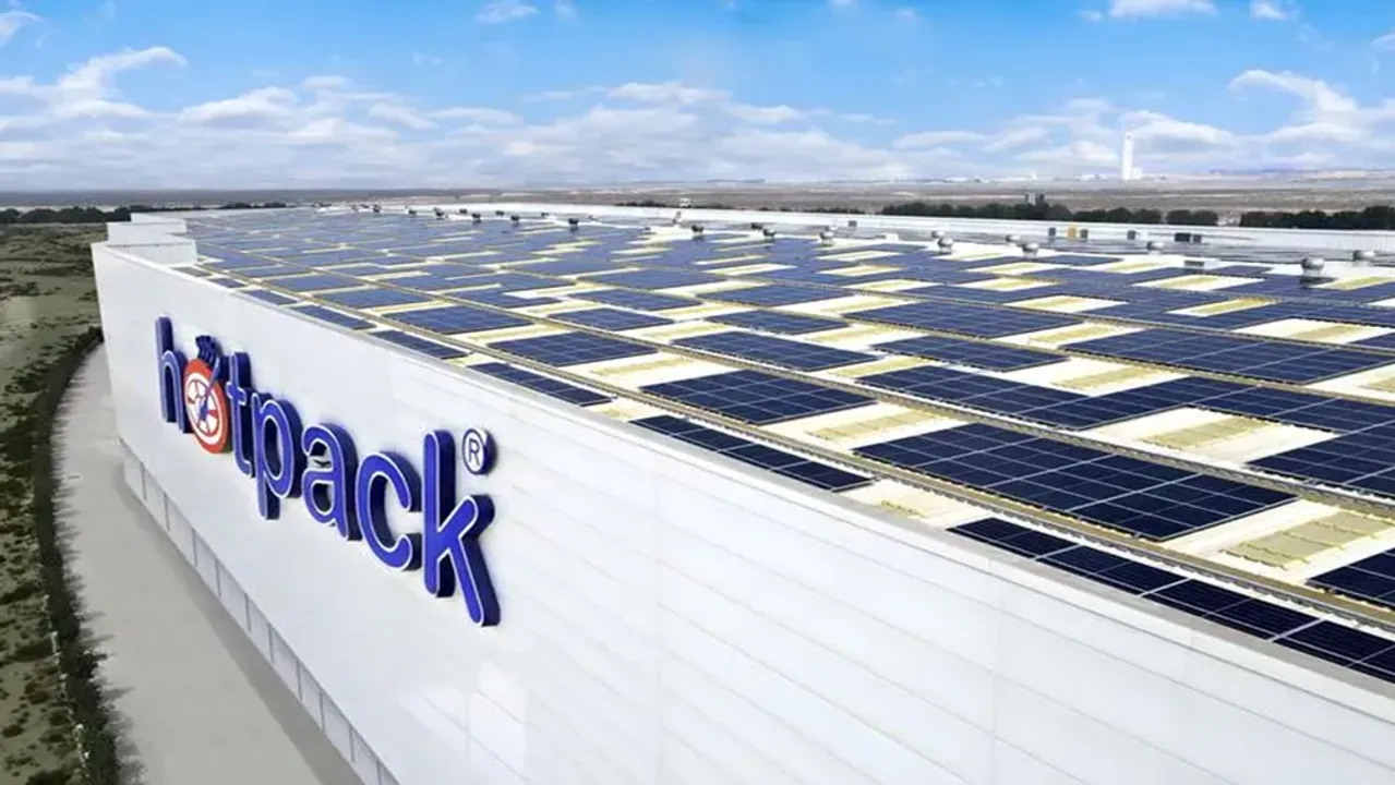  Hotpack Global completed the Eco Loop solar rooftop project at Dubai’s NIP to cut 2,992 tons of CO₂ emissions annually. Image Source: Zawya 