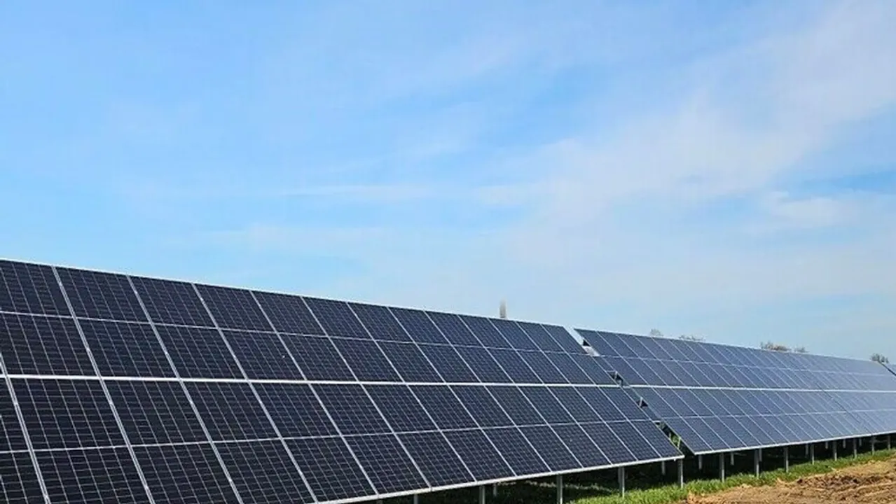  Northwold installation supplies energy for 4,200 households and offsets 3,600 tons of CO₂ emissions per year. Image Source: Multiplex Construction Europe Ltd 