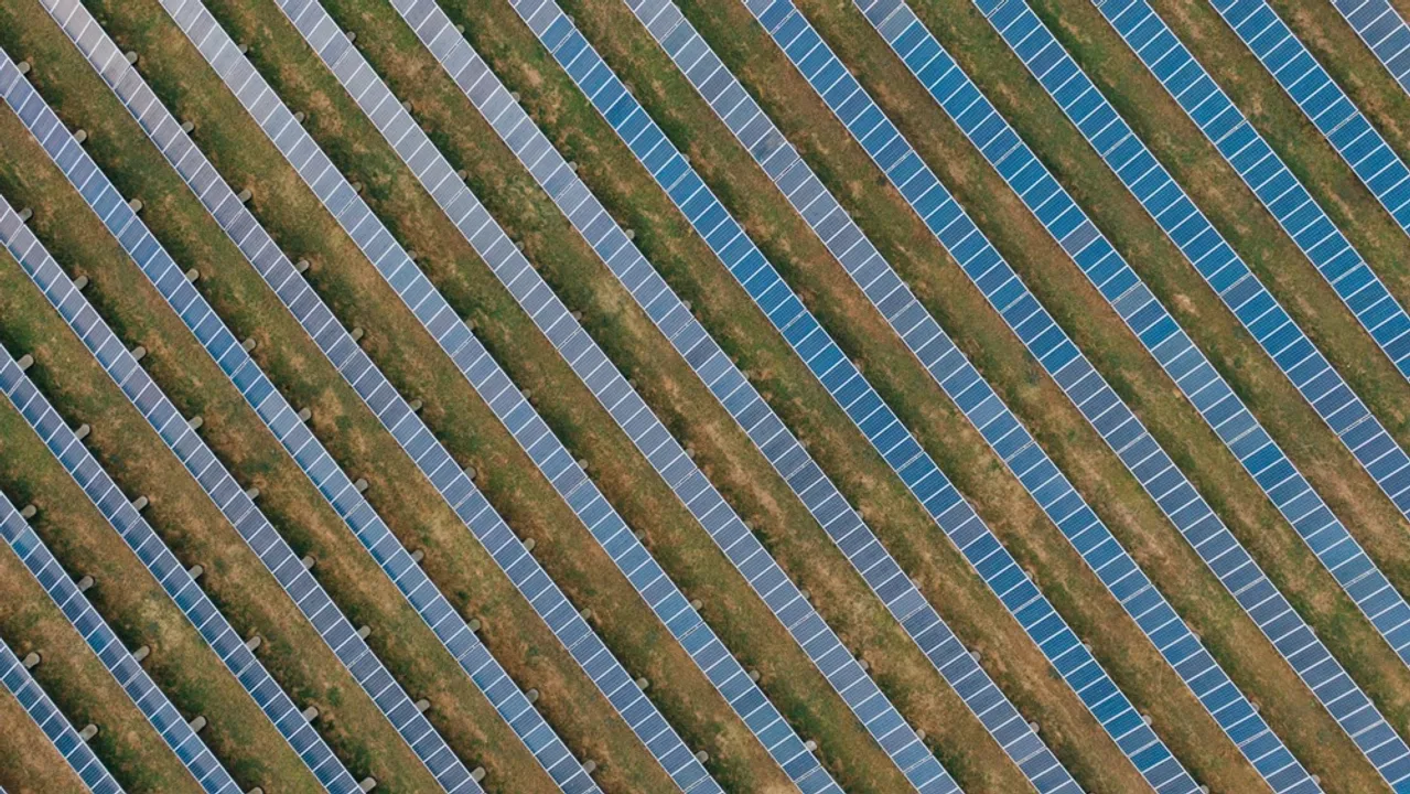  The BOS package for NTPC Renewable Energy’s 900 MW Fatehgarh solar project excluded modules and required bidders to meet experience and financial criteria. Image Credit/Source: Kelly/Pixabay 