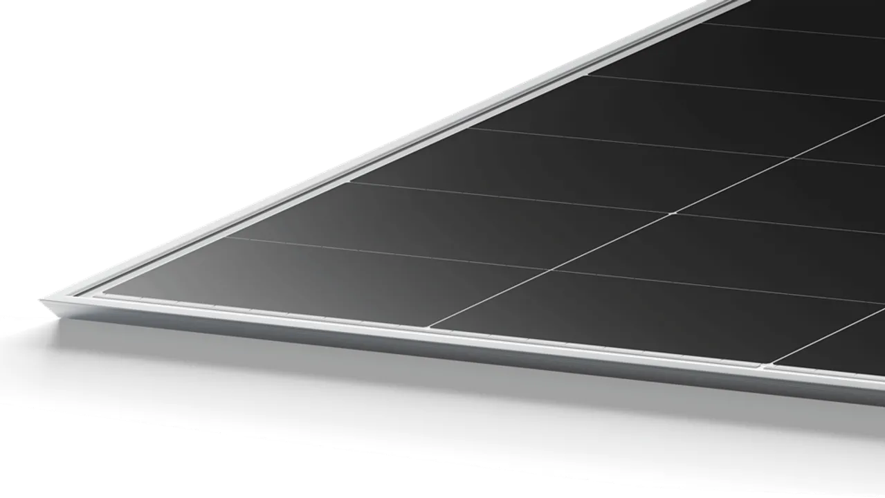  Hi-MO 9 modules powered LONGi’s Greece project, which generated 360 GWh and cut 200,000 tons of CO2 annually. Image Source: LONGi Solar 