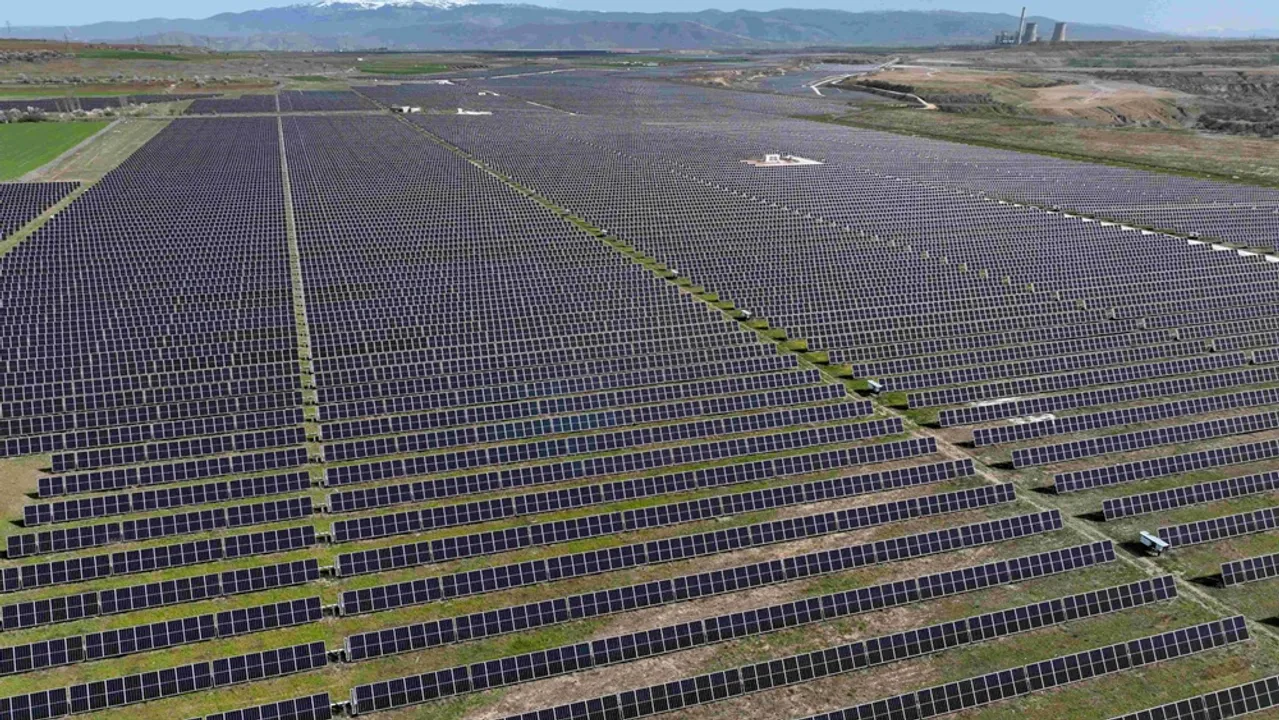  Meton Energy S.A. finalized investment planning for the 567 MW Kotyli and Neo Syrakio solar farms in Central Macedonia, with construction set for spring 2025 and commissioning in 2027. Image Source: RWE 