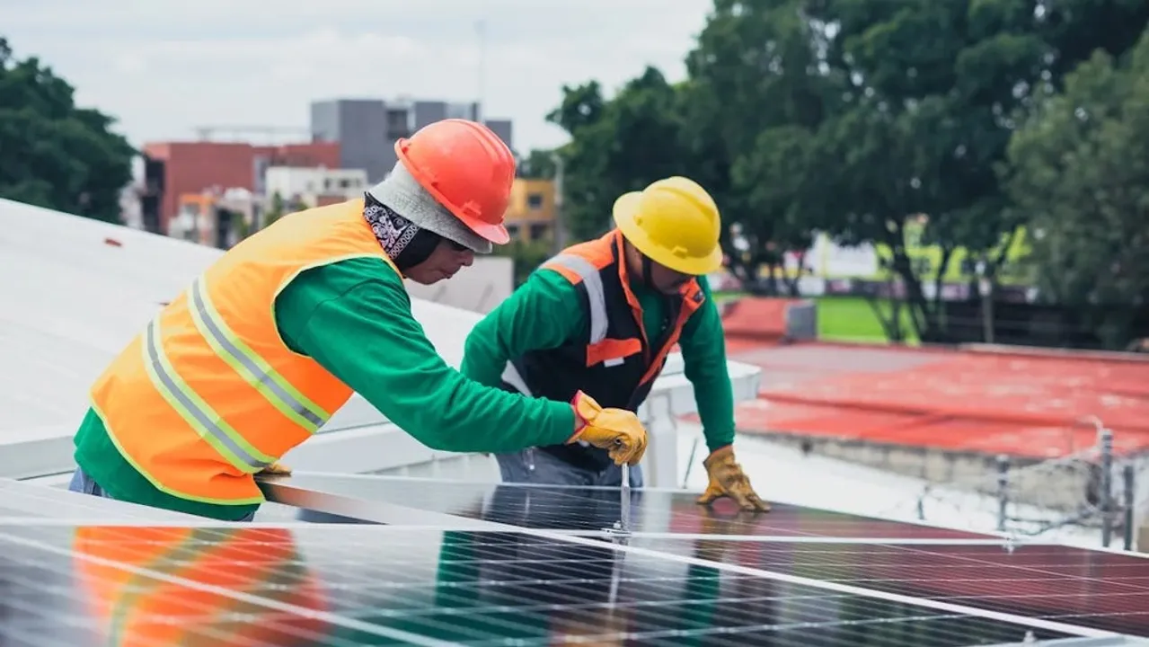  Residential units using over 500 units monthly with 100 sq mts rooftops must install solar systems of at least 1 kW.  Image Credit/Source: Los Muertos Crew/Pexels 