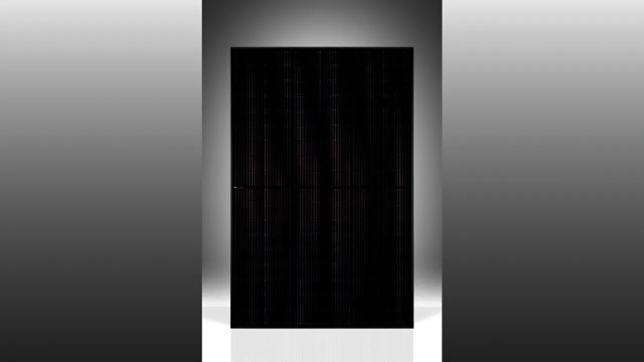  Sunmaxx PX-1 modules delivered 440 W electric and 1,522 W thermal output using TopCon solar cells and flat plate collectors. Image Source: TheSmarterE 