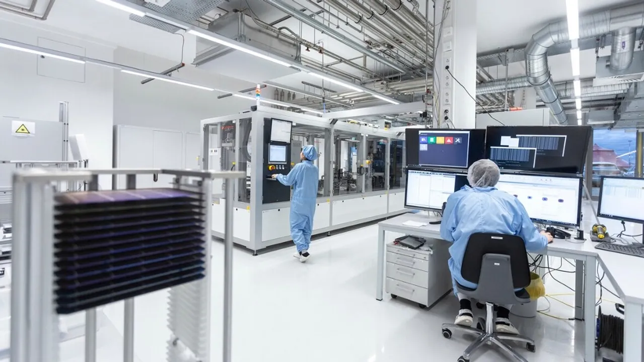  Tests on 150 IBC cells showed strong agreement between this contactless approach and traditional contacted measurement methods.  Image Source: Fraunhofer ISE 