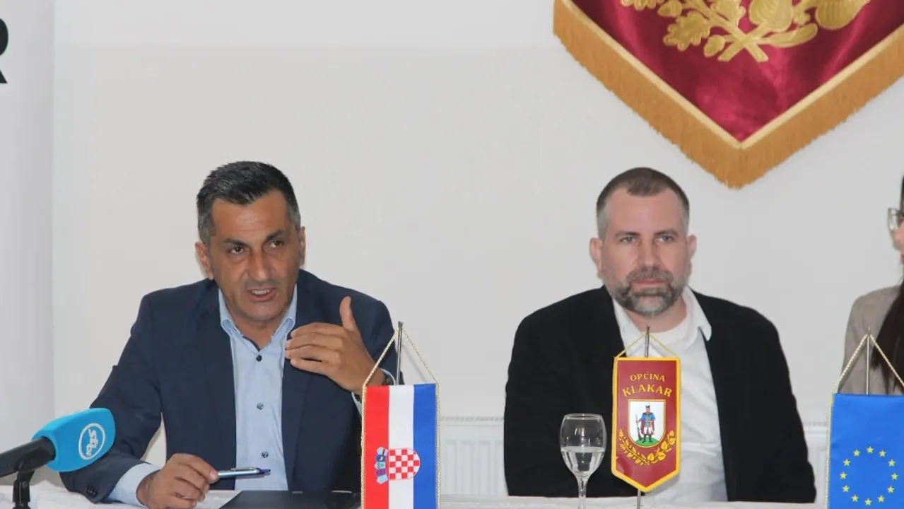  A stakeholder meeting in Klakar discussed construction timelines and long-term collaboration with municipal leadership.  Image Source: Janom Investments 