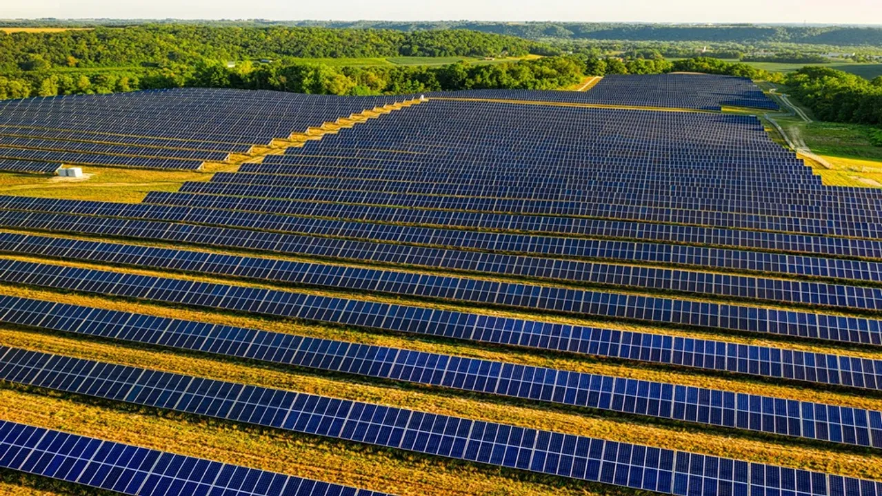  Around 255 billion kWhr of farm power demand has been targeted through feeder solarisation in Maharashtra.  Image Credit/Source: Tom Fisk/ Pexels 
