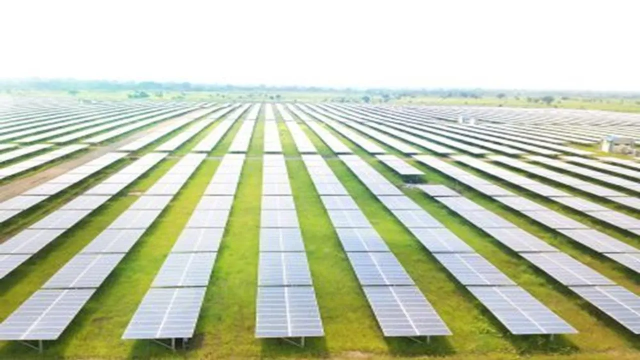  A 33/220 kV pooling substation and robotic cleaning systems have been included to optimise long-term plant performance. Image Credit/Source: Waaree 