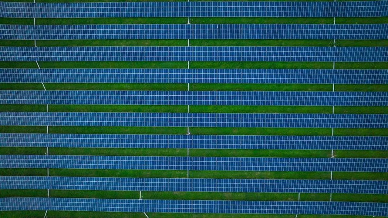  ReNew Solar Aayan was acquired by IndiGrid to strengthen its renewable asset base in Barmer, Rajasthan under a fixed 25-year PPA. Image Credit/Source: Kelly/Pexels 