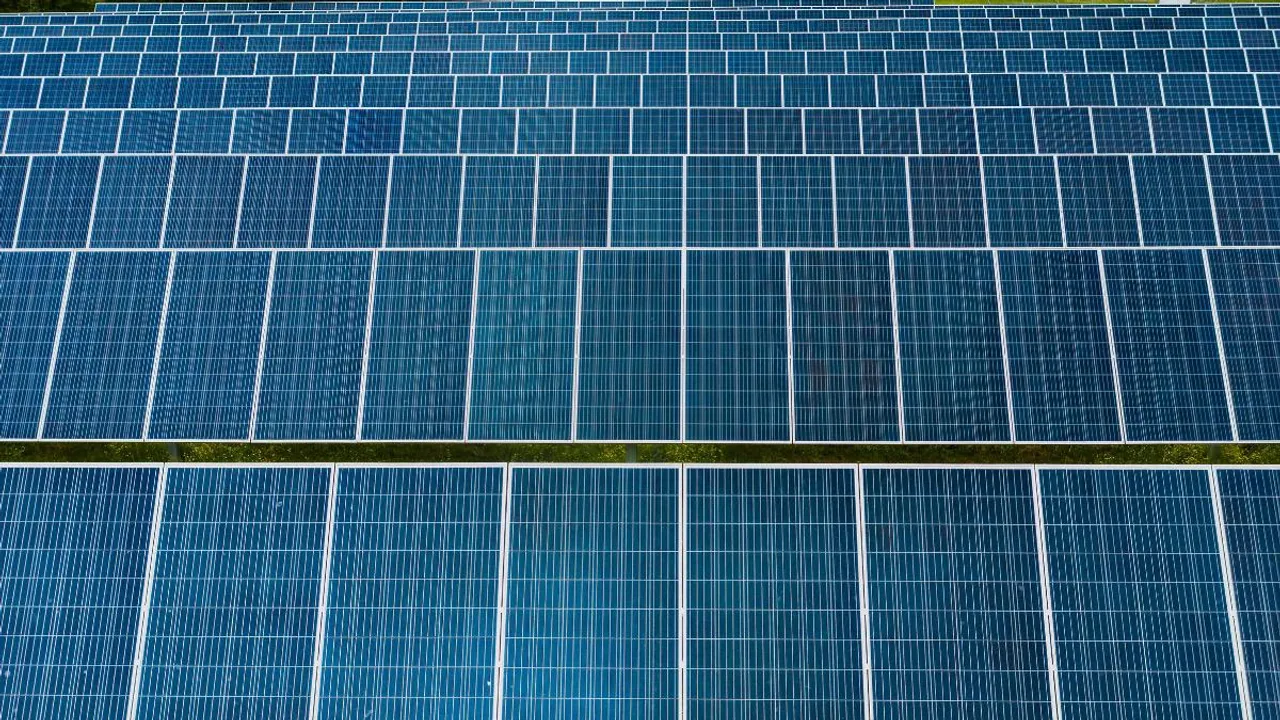  The Coordenadas Institute study highlights how solar-focused mid-sized firms are reshaping Europe’s clean energy landscape with diversified strategies.  Image Credit/Source: Kelly/Pexels 