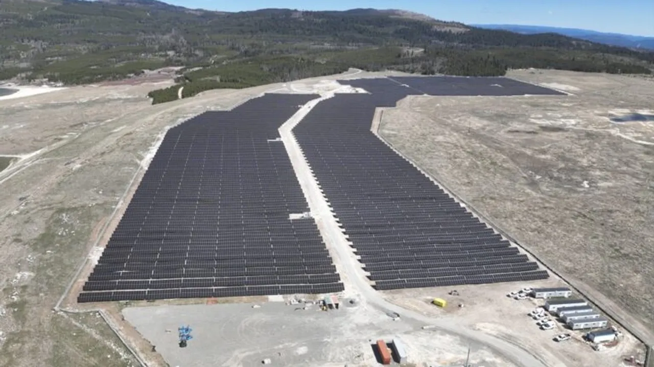  The 24-hectare site in Logan Lake has been built on reclaimed land formerly used for non-renewable resource activity. Image Source: BluEarth Renewables 