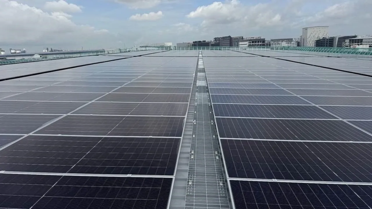  Over 2,100 rooftop modules have been installed on a 70-meter-high logistics warehouse owned by LHYK in Singapore. Image Source: TotalEnergies ENEOS 