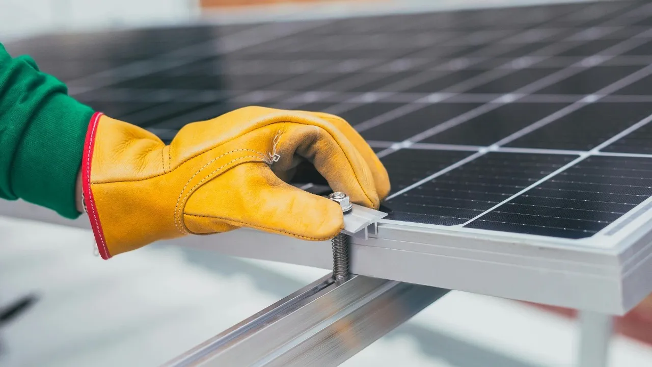  The state has planned to solarise 4,523 government buildings with 122 MW capacity by 31 December 2025 without central aid. Image Credit/Source: Los Muertos Crew/Pexels 