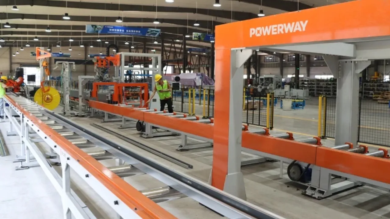  Powerway’s new plant has introduced a fully automated C-section steel line integrating feeding, punching, roll forming, and packaging functions. Image Source: Powerway 