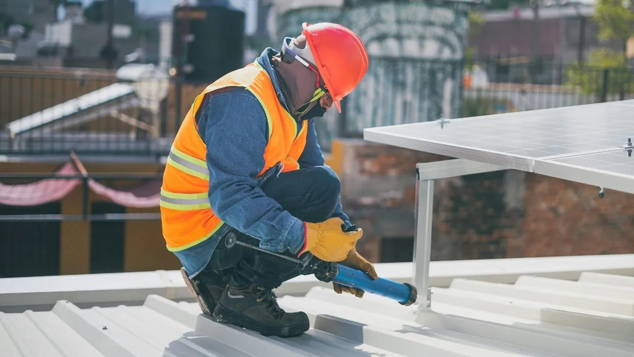  Indian Railways’ Jaipur Division has adopted rooftop solar to reduce dependence on conventional power and increase renewable integration. Image Credit/Source: Los Muertos Crew/Pexels 