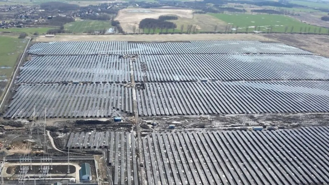  GoldenPeaks Capital’s Zemplén Solar Park in Hungary produced 94.6 GWh annually, powered 30,000 people, cut 863,000 tons CO₂, and delivered aFRR grid services. Image Source: AI Generated 