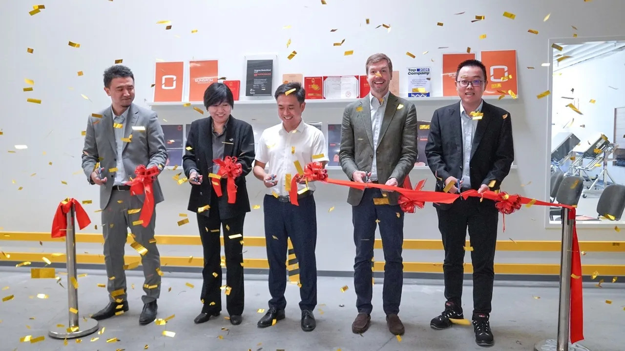  Training sessions were organized both online and onsite, tailored to regional needs and certification requirements for diverse market groups. Image Source: Sungrow 