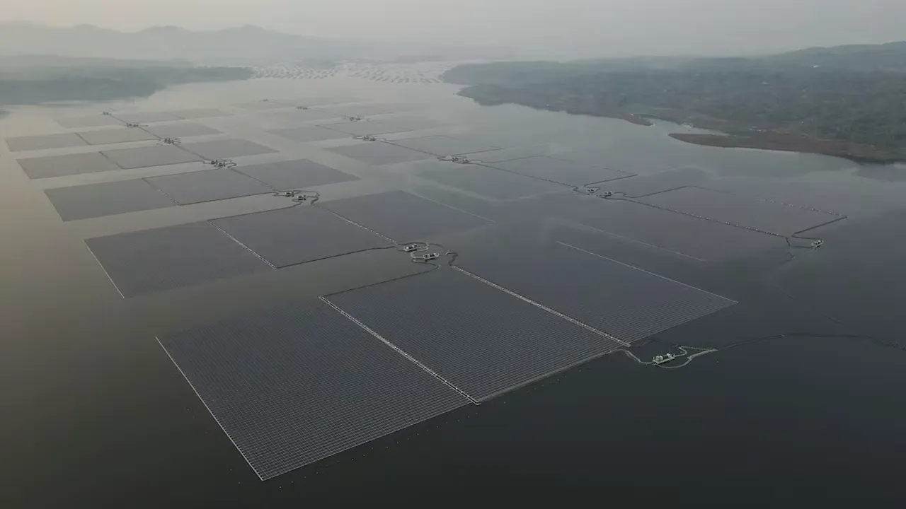  PLN started Saguling 92 MW floating solar in West Java, aiming 2026 commissioning and 104,000 tons CO₂ reduction. Image Source:  Reuters 