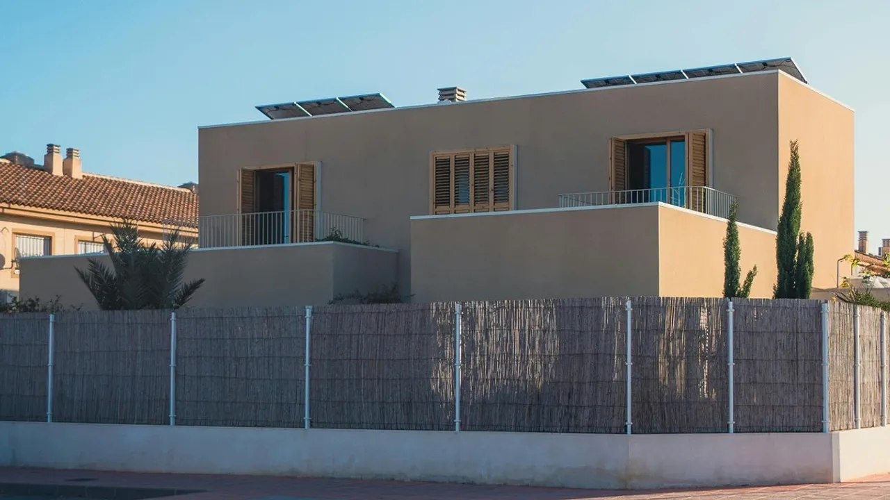  Delhi High Court has reinstated MNRE’s original tariff rate under the rooftop solar scheme. Image Credit/Source: Jakub Pabis/ Pexels 