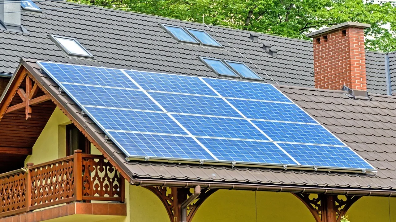  India’s rooftop solar rollout under PM Surya Ghar has shown strong state-level disparity after 20 months. Image Credit/Source: AS_Photography/ Pixabay 