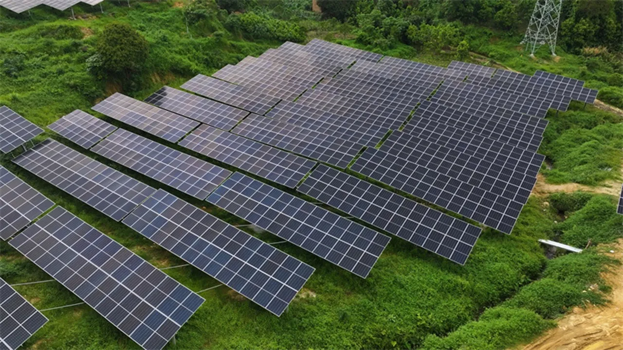  The 200 MW Deqing PV project has used Trinasolar Vertex N modules to maintain stable generation in hilly terrain. Image Credit/Source: Trinasolar 