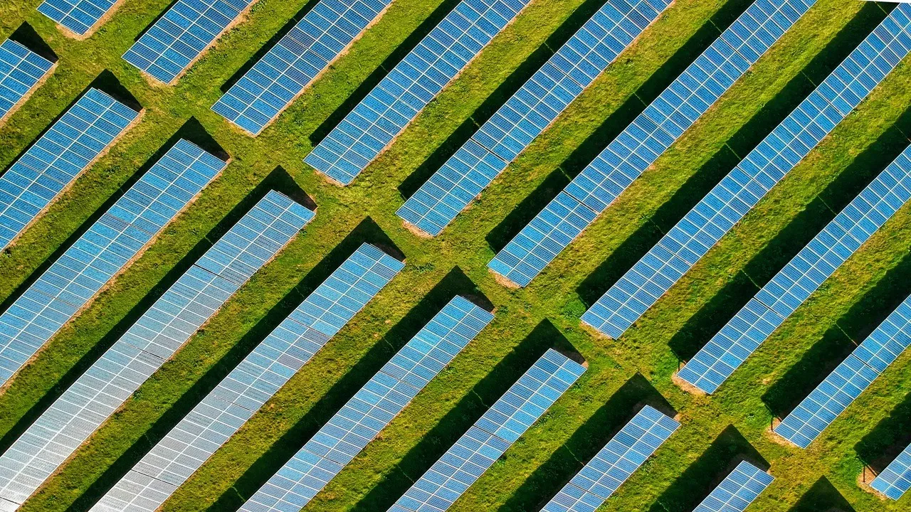  Government buildings have shifted toward solar use during Iraq’s wider project rollout.  Image Credit/Source: Red Zeppelin/ Pexels 