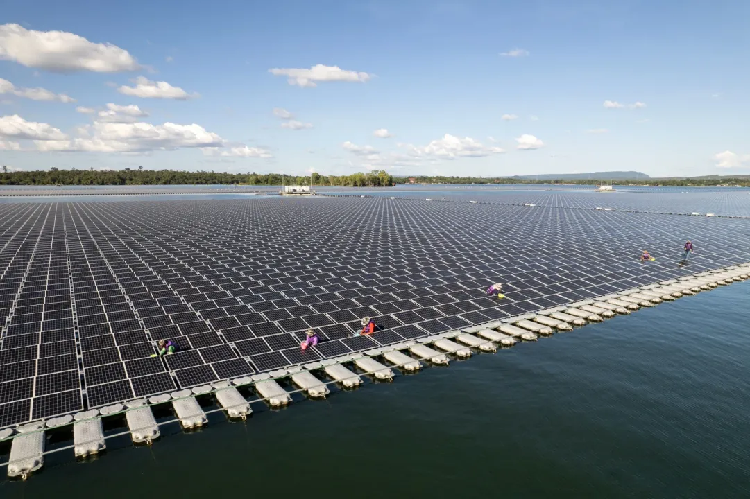  The 30 MW project has combined floating and ground-mounted solar for university electricity demand.. Image Source: AI Generated 