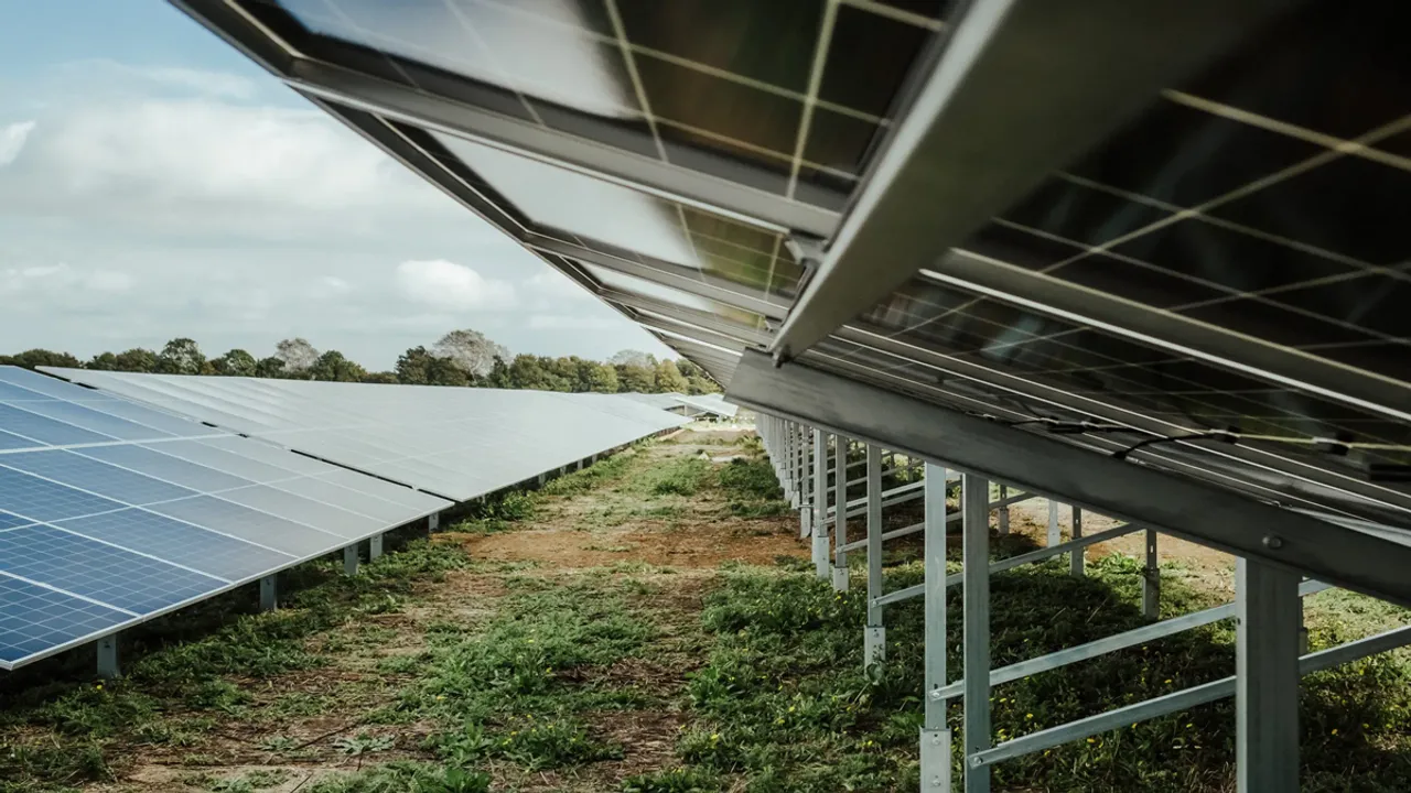 Steeraway Solar Farm has supported over 15,000 homes annually while avoiding 8,000 tonnes of carbon emissions. Image Source: Enviromena 