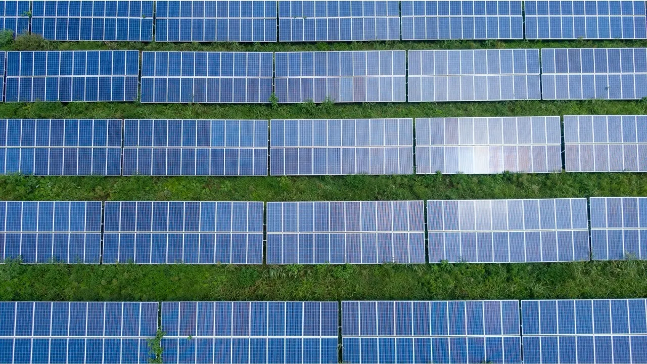  Net energy billing incentives have become central to a dispute over operating solar assets. Image Credit/Source: Kelly/Pexels 