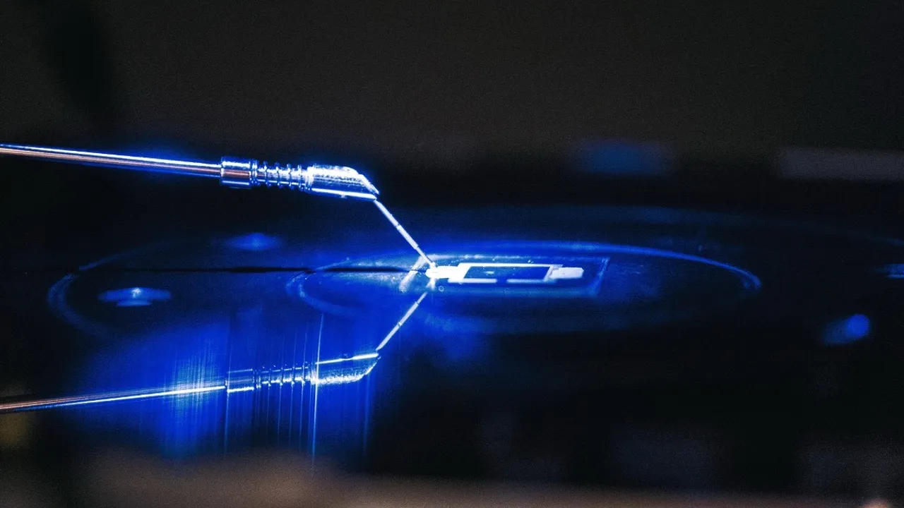  Tandem solar cells demonstrated operational stability exceeding 2,000 hours under continuous testing.. Image Source: National University of Singapore 