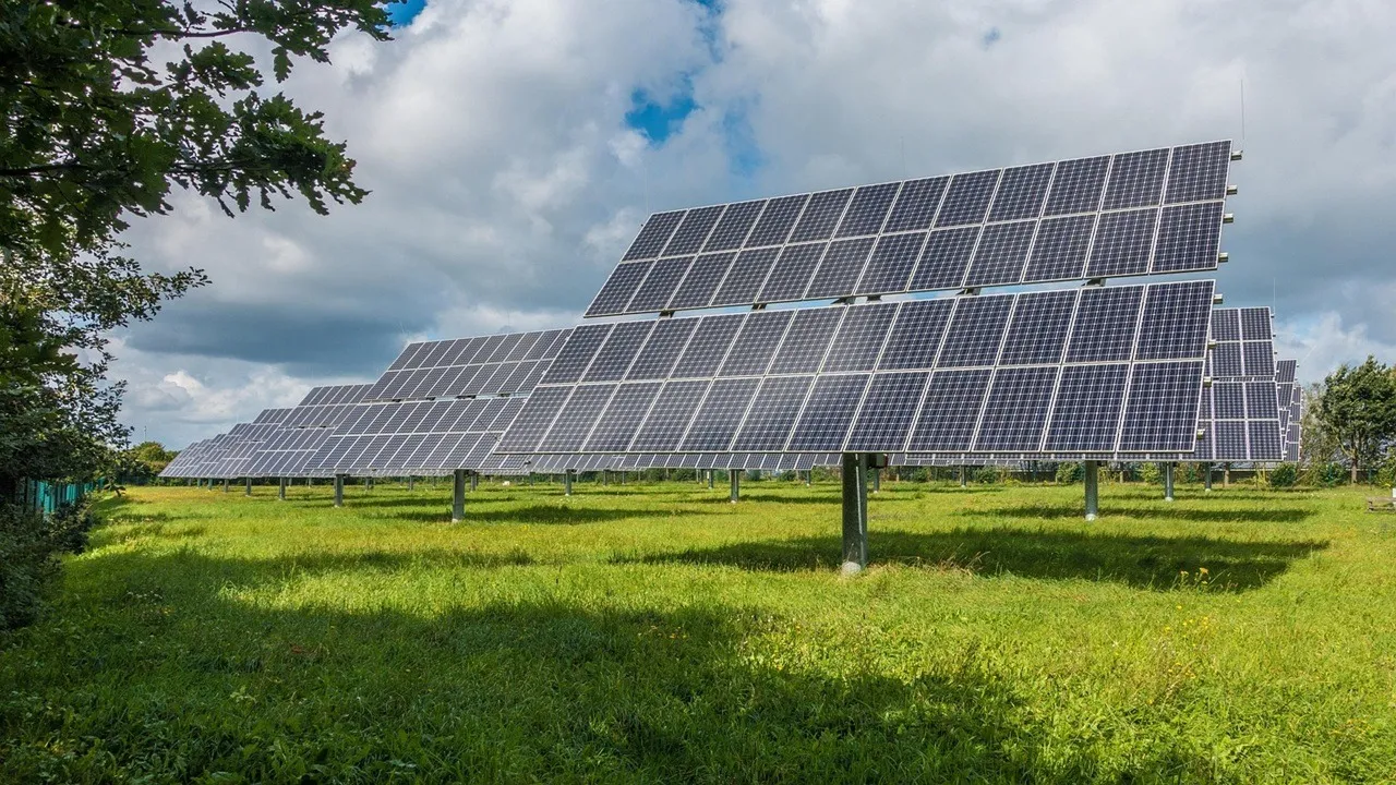  NTPC Green Energy has commenced 69 MW commercial solar operations at the Khavda project. Photograph: (Image Credit/Source: mrganso/ Pixabay) 