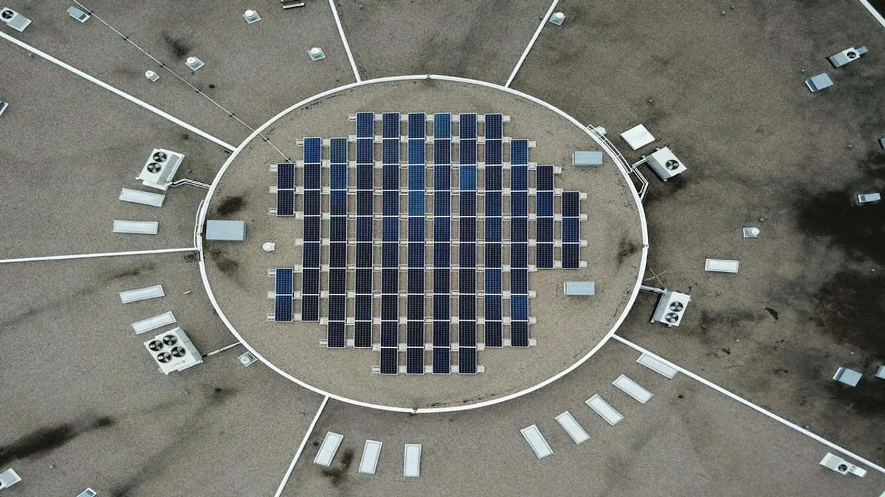  Electricity and Water Authority advanced the Al Dur solar plant supporting the 20 % renewable target. Image Credit/Source: Blake/Pexels 