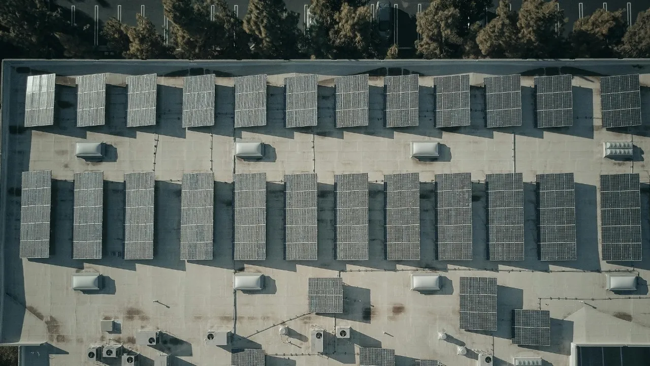  The tender covers rooftop PV installations across 83 government sites in Wardha district. Image Credit/Source: Kindel Media/Pexels 