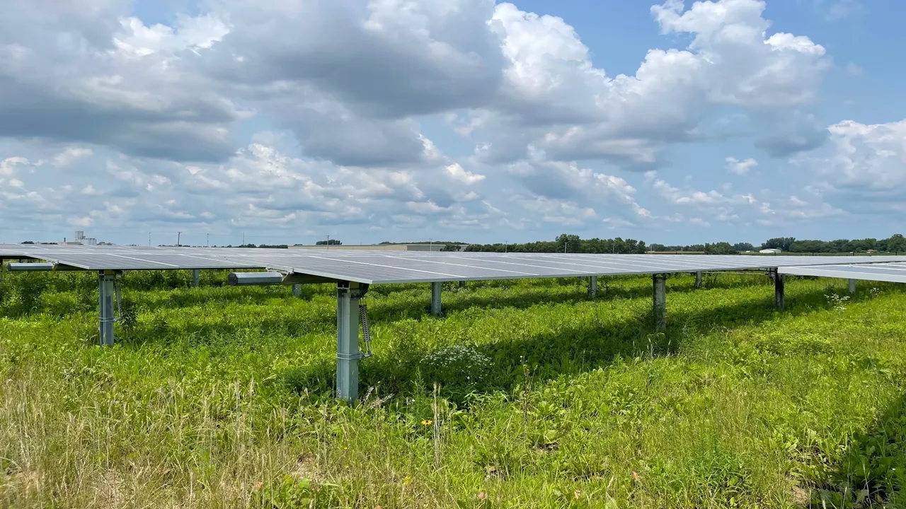  The Illinois community solar portfolio has generated over 23,000 MWh annually, supplying electricity to about 2,500 households. Image Source: Pivot Energy 