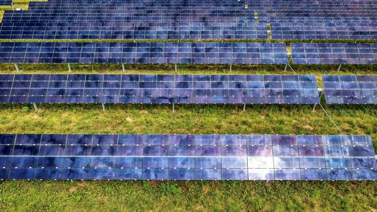  PAD RES Group’s photovoltaic farms generated about 329 000 MWh annually, supplying electricity to nearly 110 000 households. Image Credit/Source: TomFisk/Pexels 