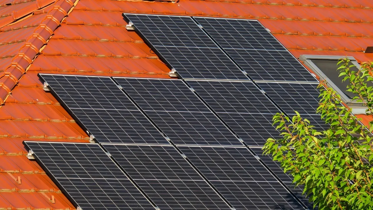  Associations stated that rooftop PV helps stabilise electricity prices due to consistently low generation costs. Image Credit/Source: Vladimir Srajber/Pexels 