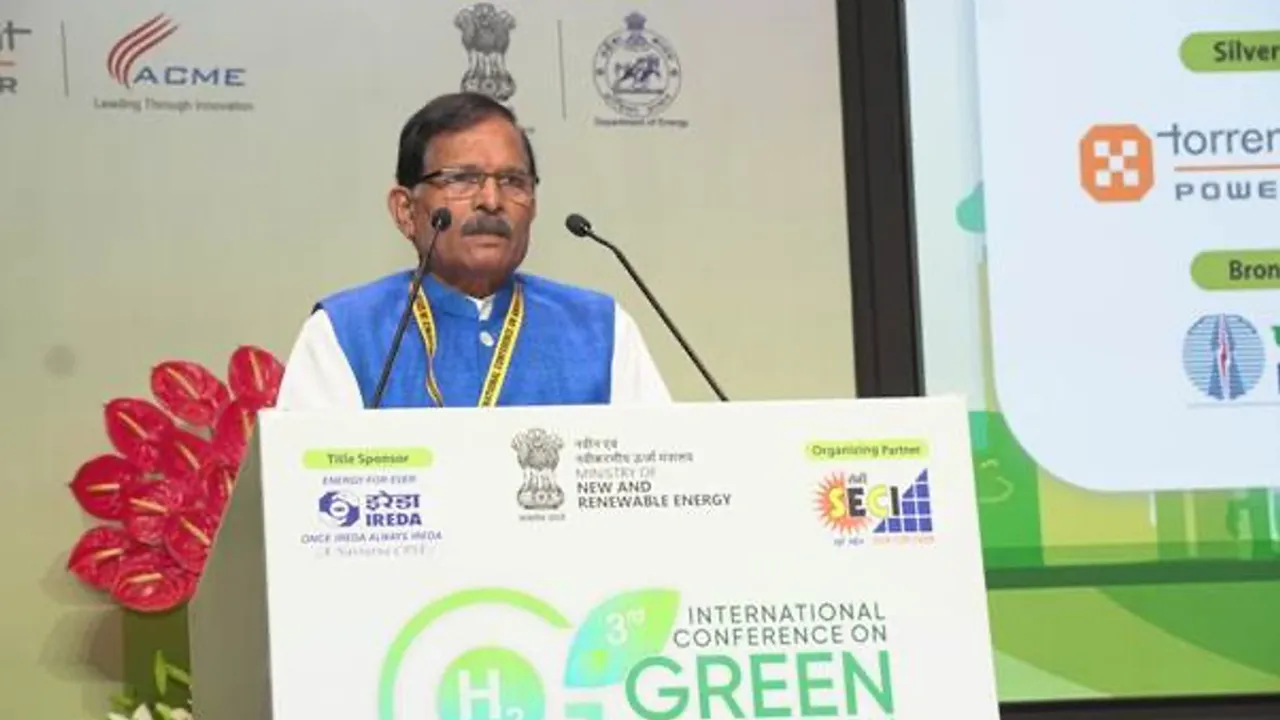 MoS Shripad Y. Naik addresses officials during inauguration of rooftop PV plant in Tripura.