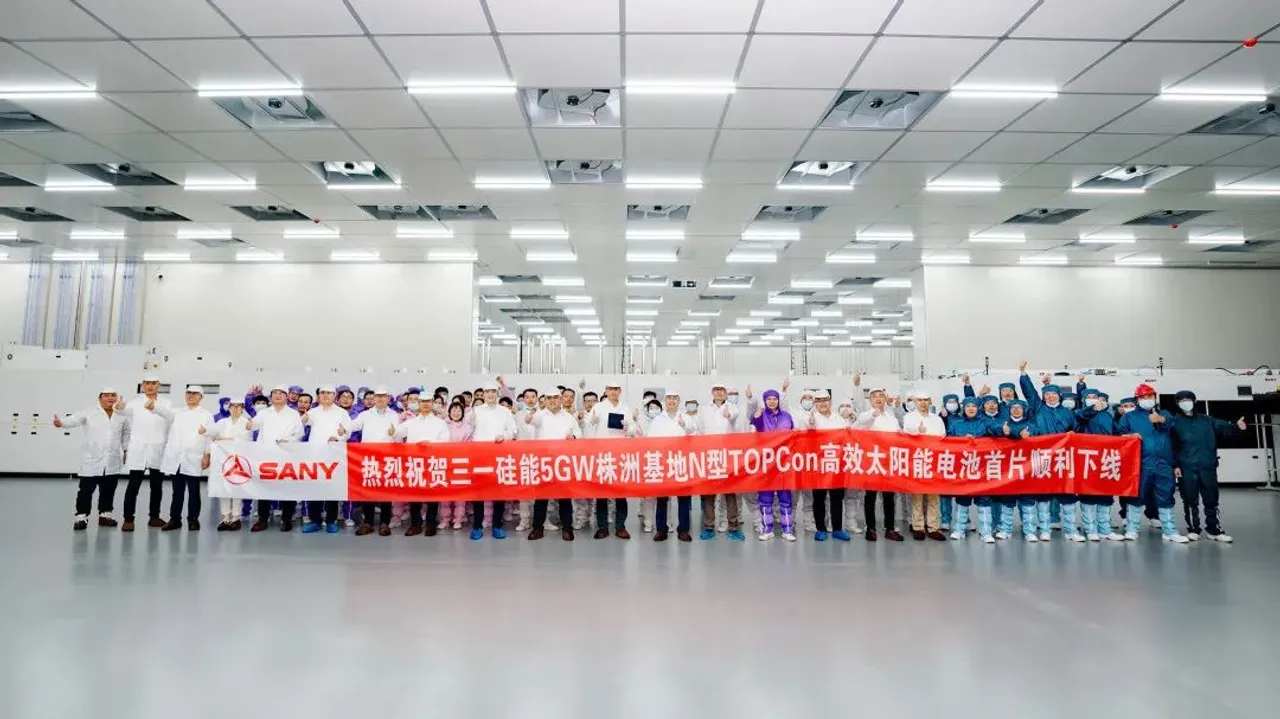  Sany's team celebrates their groundbreaking solar cell success. 