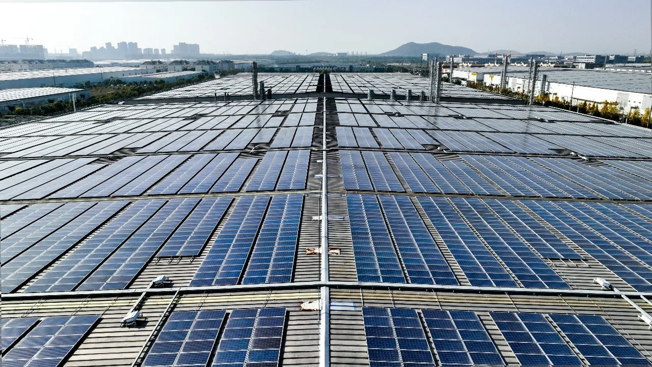  The ASTRO N7 66-cell and ASTRO N7s ZBB-TF products exemplify the company's TOPCon technology across diverse applications, globally.Illustration from Astronergy. 