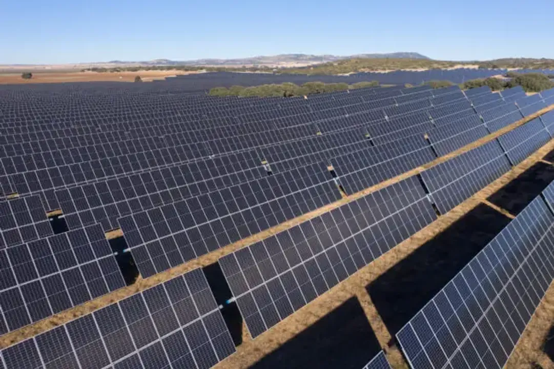  Project "Colón" utilizes TracSmarT+ 1V tracking systems to generate enough clean energy to power over 12,000 households annually. (Image Credit: Solar Steel).  